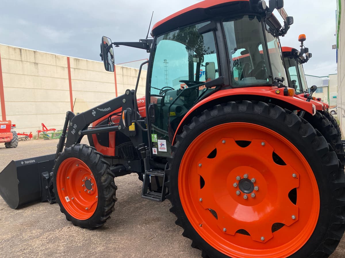 Tractor Kubota M5 112, 115 CV con Pala  website