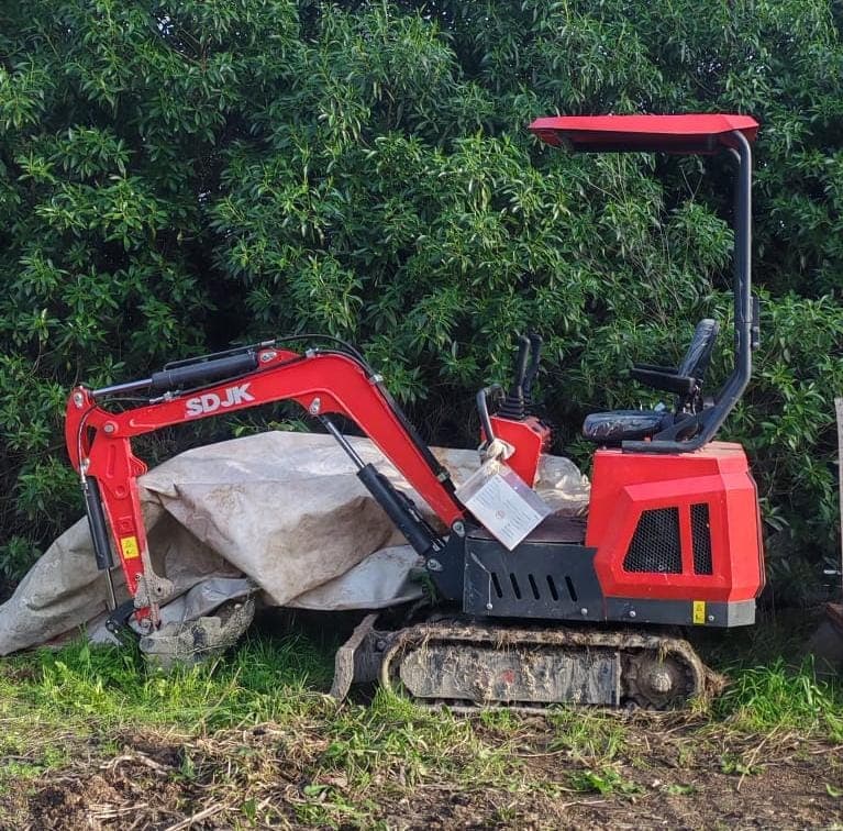 Mini excavadora 1T con cazo y martillo hidráulico website