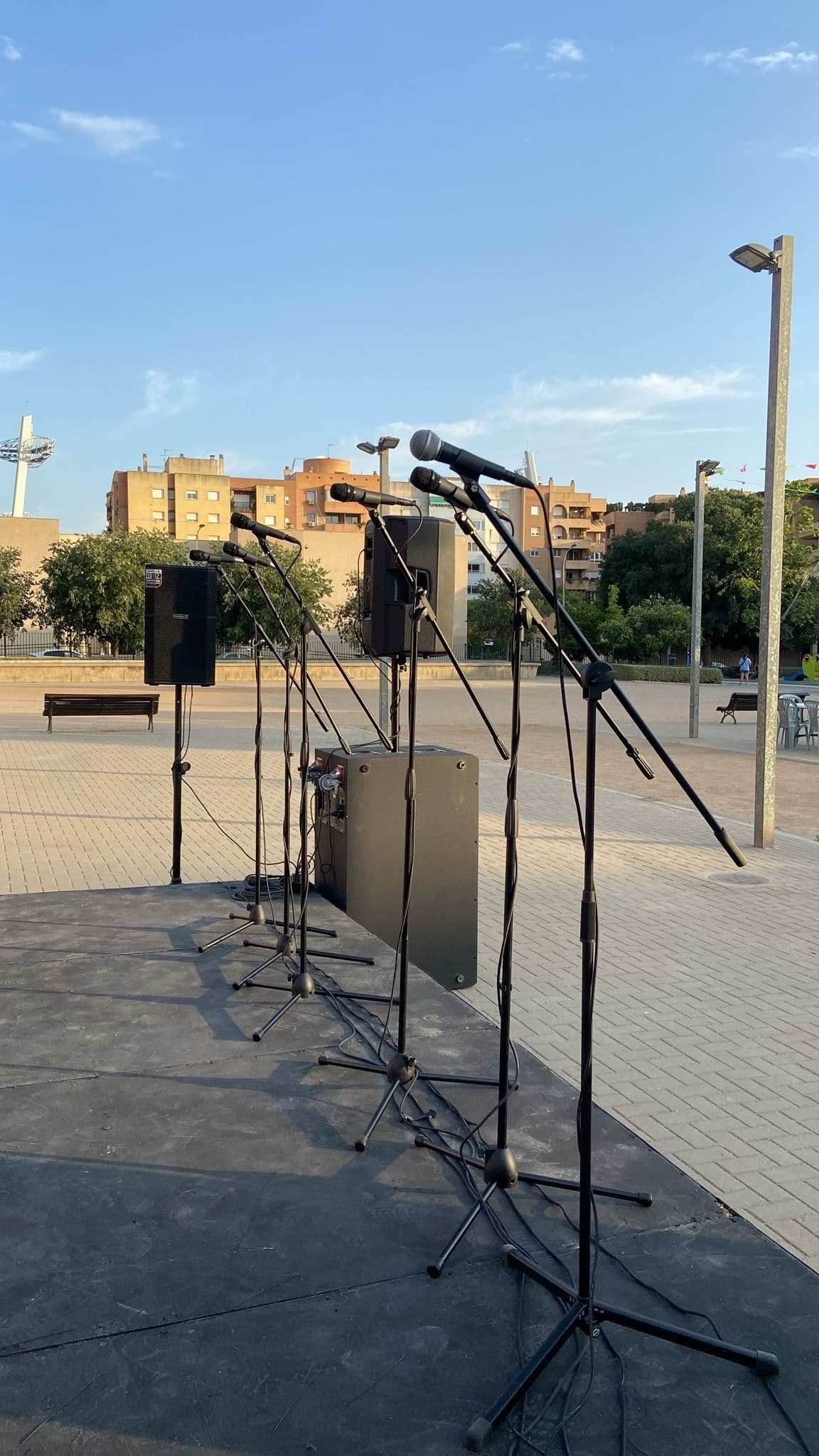 Alquiler de altavoces profesiones y Microfonos website