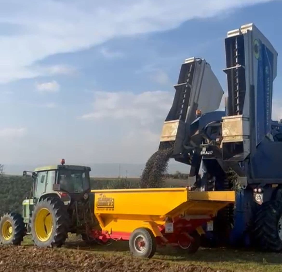 Remolque elevador Cigarrón para aceituna, uva y almendra — alquiler por meses en Portugal website