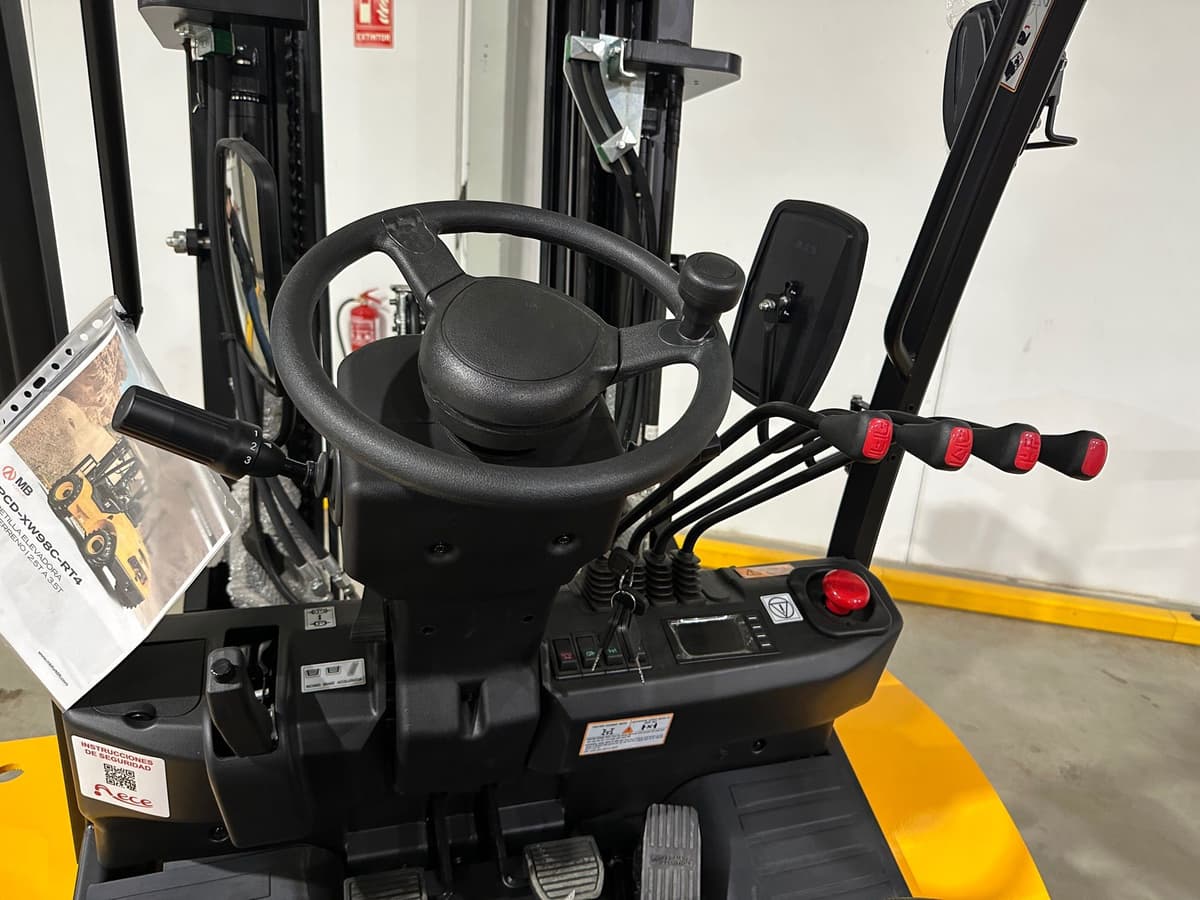 ALQUILER CARRETILLA 4x4 MB CPCD-25 website