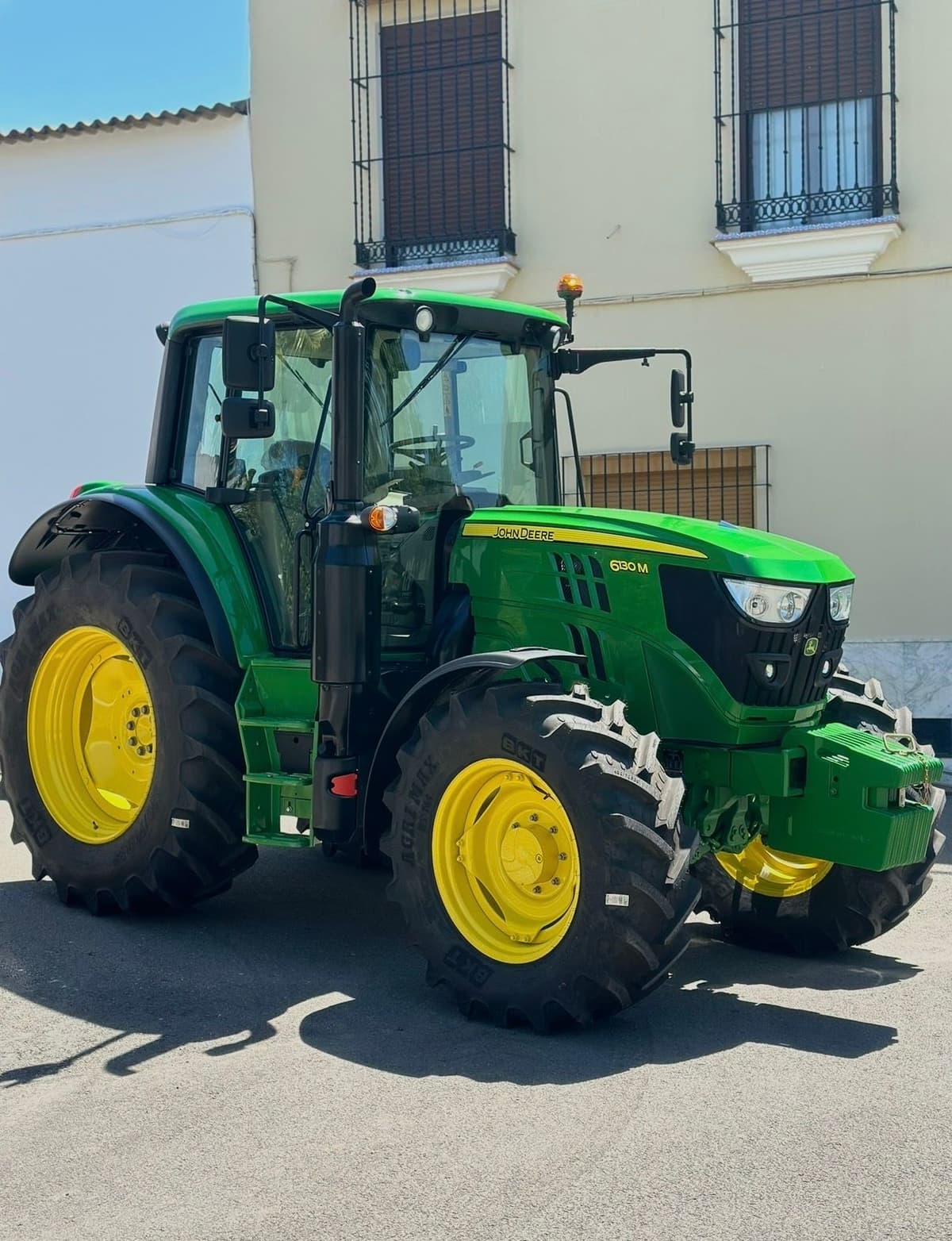 Alquiler Tractor John Deere 6130M en SEVILLA, Potencia, Confort y Rendimiento website