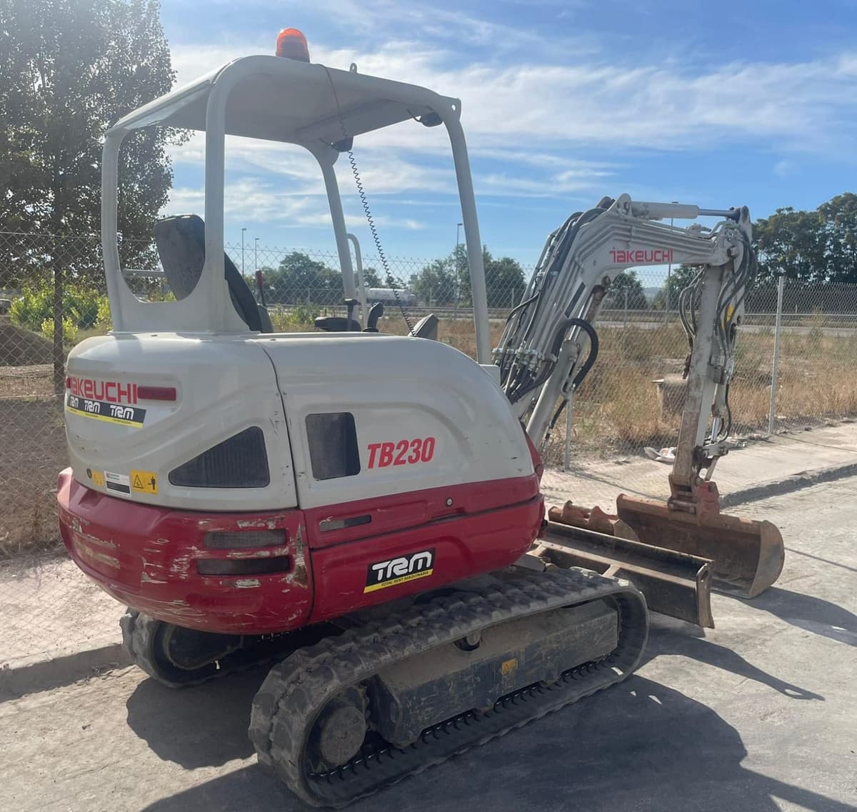 ALQUILER DE TAKEUCHI TB230 website