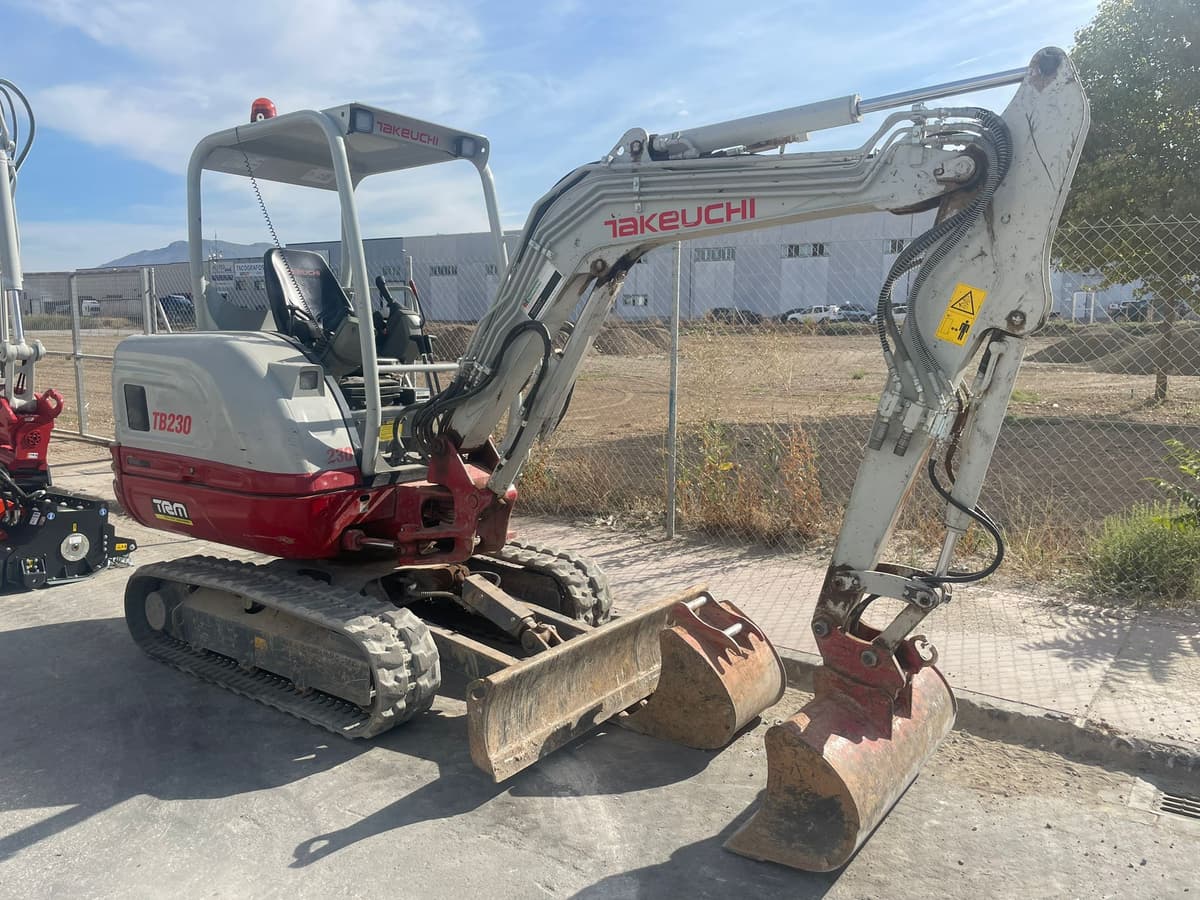 ALQUILER DE TAKEUCHI TB230 website