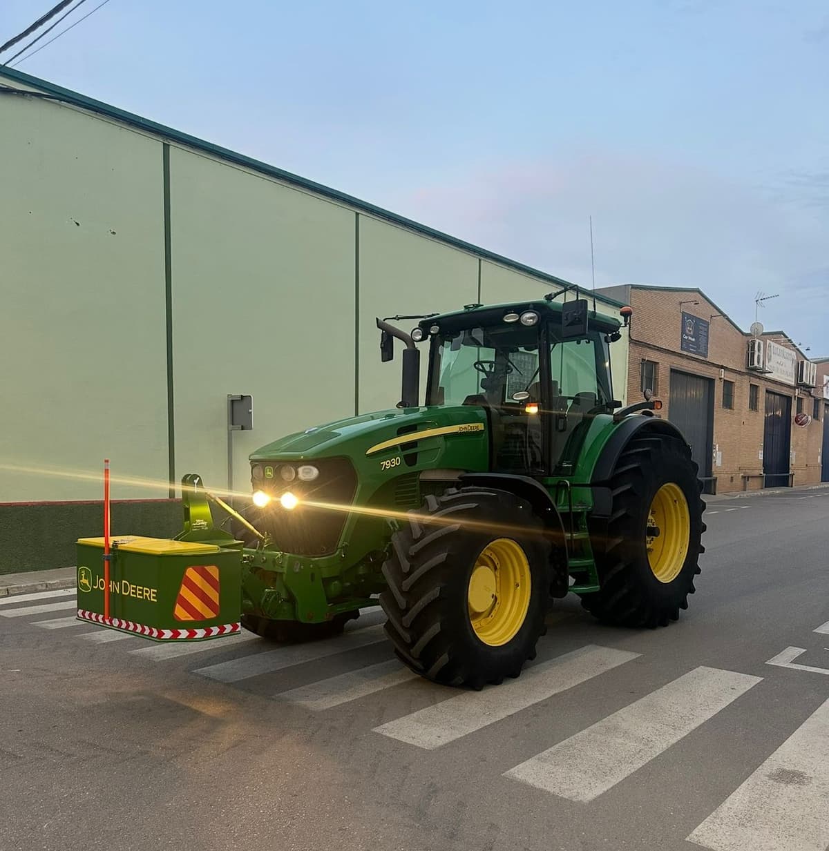 John Deere tractor 7930 con Tripuntal y TDF Delantera Opcional website